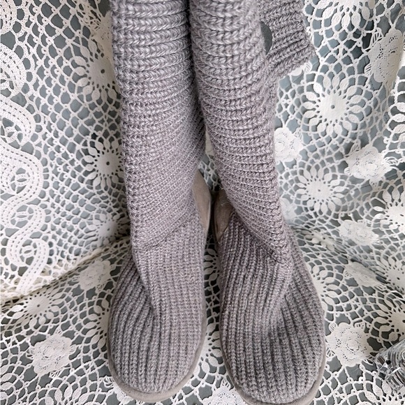 UGG AUSTRALIA FOR WOMEN/ 9 - Picture 2 of 16